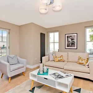 Modern Centre 2 Bedroom 2 Bathroom Apartments, Main Door Ground With Private Parking Apartment Edinburgh